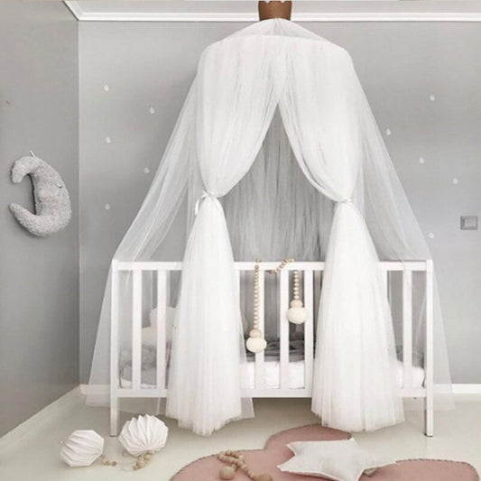 Déco chambre bébé : le voilage et le ciel de lit magiques