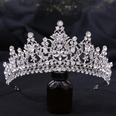 https://princesse-magique.fr/cdn/shop/products/couronne-blanc_1.jpg?v=1631911704&width=1445